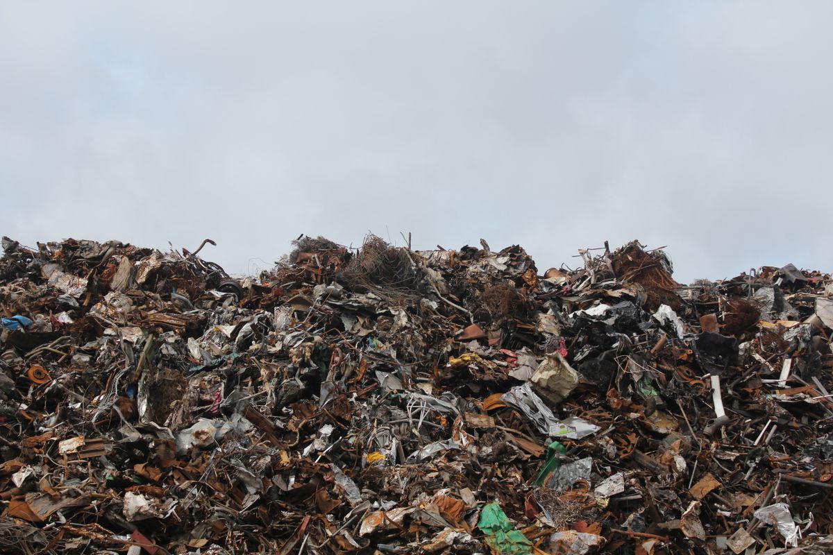 Pátio de sucata com materiais metálicos separados para reciclagem